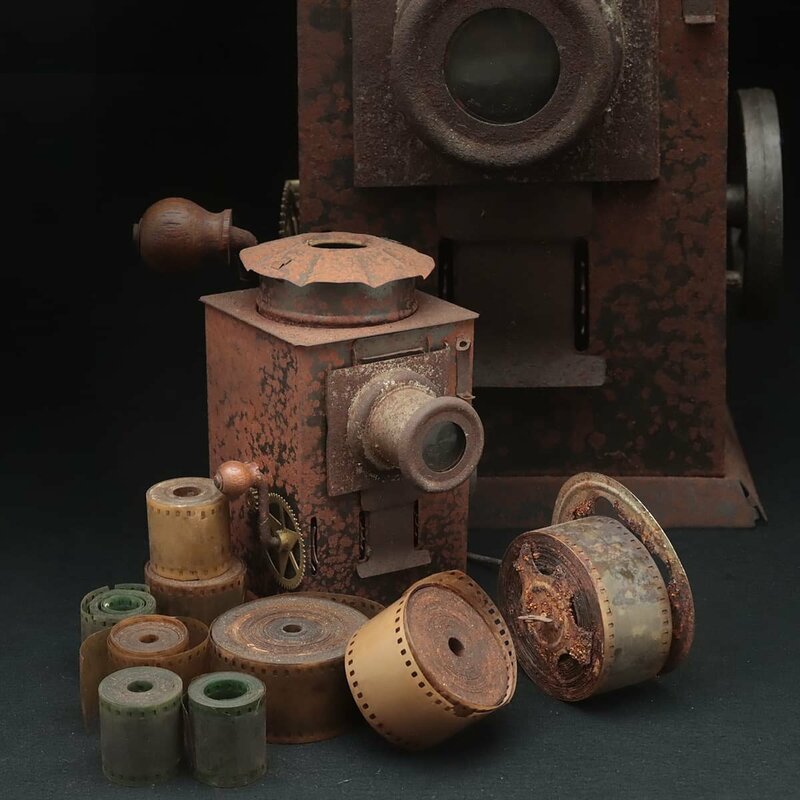 JI161 昭和レトロ ブリキ製「映写機・手動式幻燈機」高17cm 重355g 古フィルム付