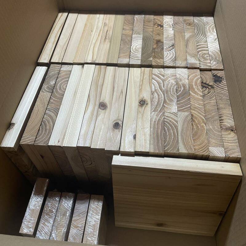 木工　木材　杉　集成材　板　端材　20cm×20cm×2.4cmが33枚　10cm×10cm×2.4cmが5枚　重さ14kg