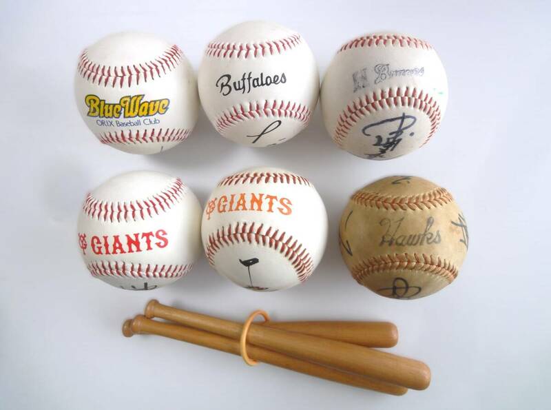 プロ野球5球団サイン記念ボール 6球とボールスタンド木製バット3本組 巨人、BlueWave、バッファロー、阪急ブレーブス、南海ホークス 古品