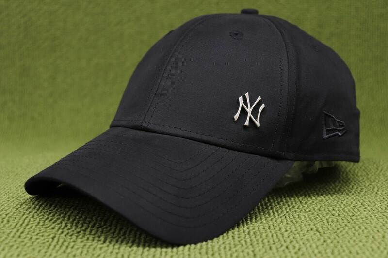 UK物新品 MLB NYメタルロゴ ヤンキース ニューヨーク ニューエラ NEWERA ブラック 黒シルバー キャップ 帽子 フリーサイズ 管理No1Em