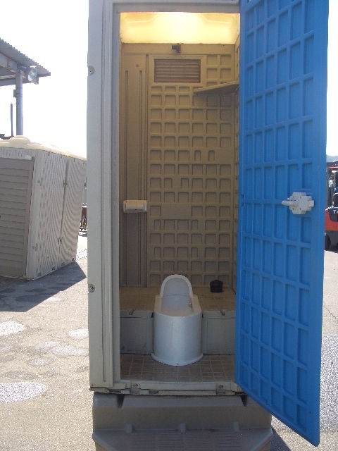 仮設トイレ中古販売☆軽水洗フットポンプ型和式（大容量）便槽付〇地域限定、格安価格！