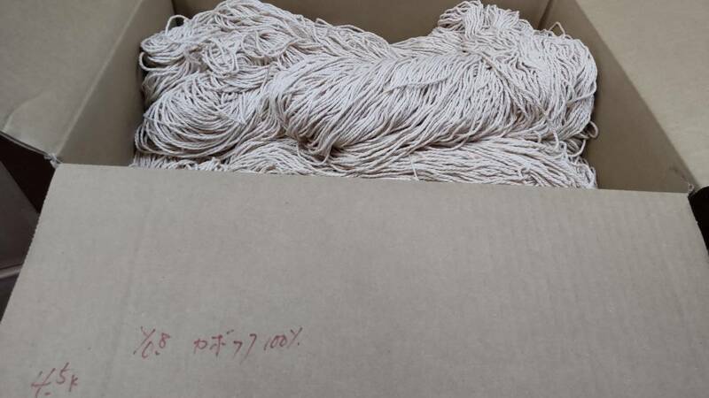 B2412 糸 ◆　1/0.8 カポック100%　かせ　(箱込約4.5㎏)　◆　 (注) 　編み物などに