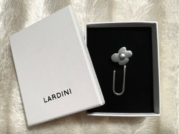 希少シルバー◆未使用◆箱付◆LARDINI◆新型クリップ式ブートニエール◆ジャケット用◆銀◆花 フラワー ラペルピン ブローチ◆ラルディーニ