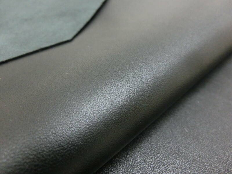 B55　黒　艶あまり無し　上品　シープ革　０，９～１ミリ　もっちりソフト　５２デシ　革小物レザークラフト　靴材料　修理材料　リペア