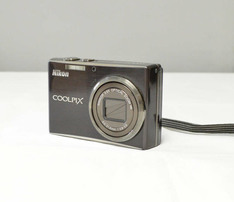 動作品/現状品 NIKON デジカメ COOLPIX S710 充電池、SDカード ニコン クールピクス ys990