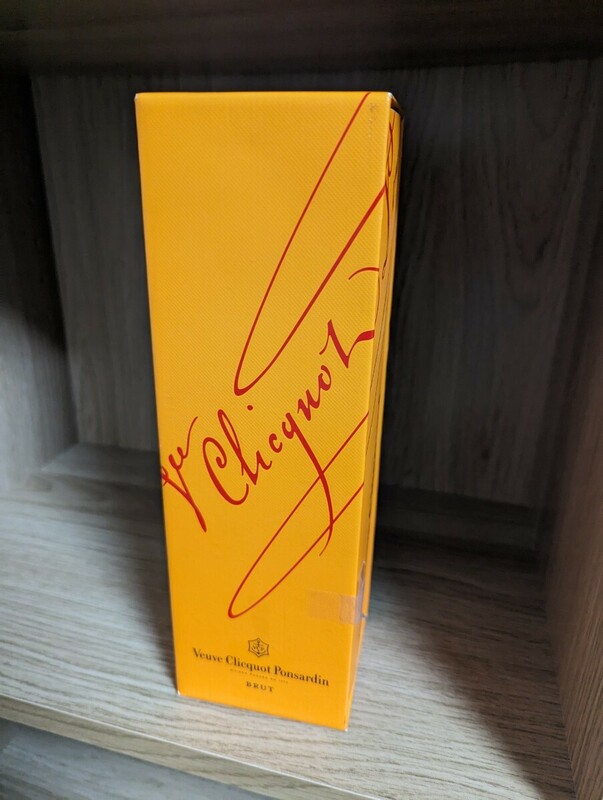 VEUVE CLICQUOT ヴーヴクリコ イエローラベル ブリュット 375ml アルコール12％ お酒 シャンパン シャンパーニュ フランス