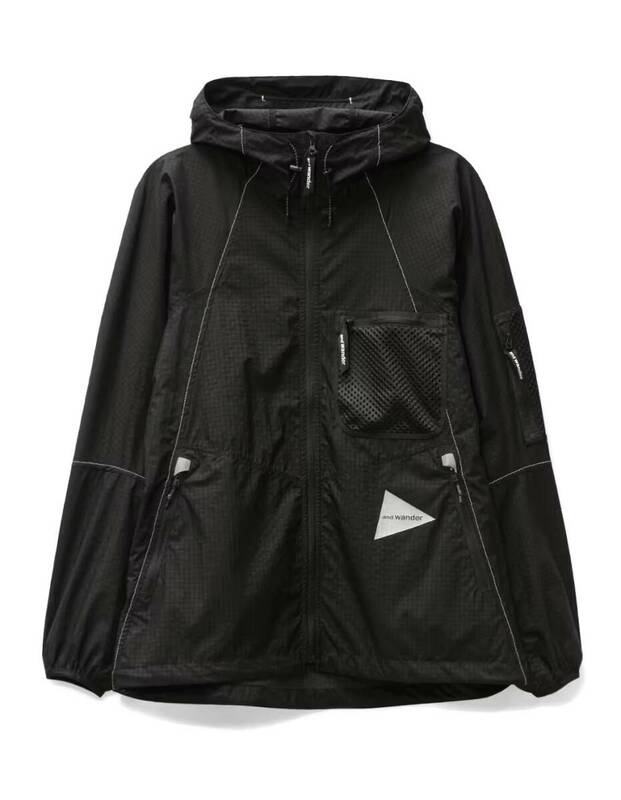 即決 未使用【and wander】アンドワンダー ナイロンパーカ breath rip hoodie 黒 M 新古 