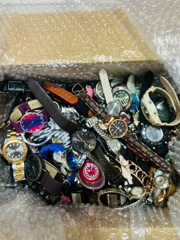 [ジャンク]200本！[約8.8kg(8885g)][未検品]腕時計 まとめ売り レディース メンズ 革ベルト 銀 金 リペア ファッション ヴィンテージ 大量