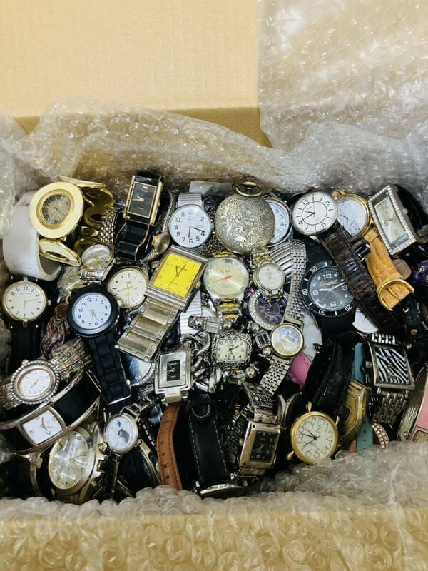 [ジャンク]200本！[約9.8kg(9886g)][未検品]腕時計 まとめ売り レディース メンズ 革ベルト 銀 金 リペア ファッション ヴィンテージ 大量