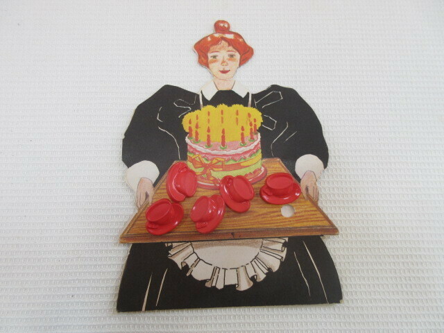 イギリス・ヴィンテージ　メイド姿の古い紙人形が運ぶ「カップ＆ソーサーのボタン」 イギリス製　