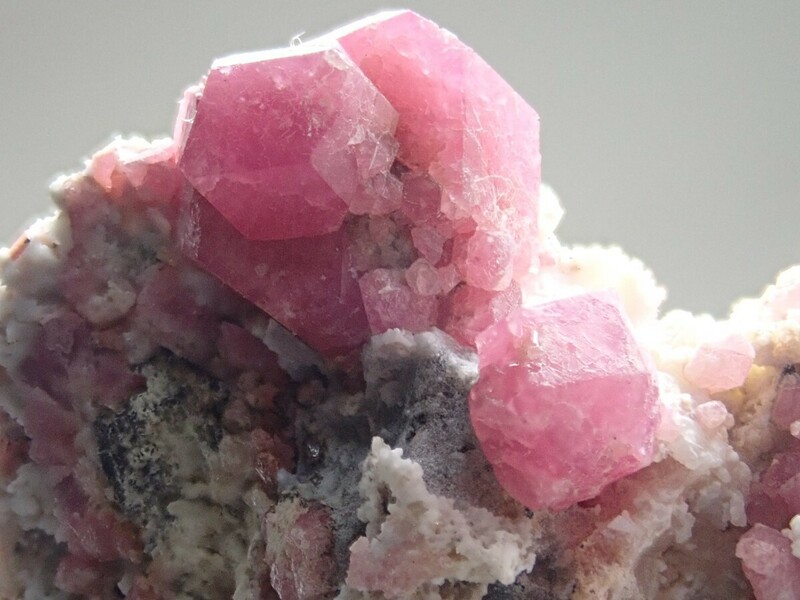 【完全結晶】宝石質　ラズベリーガーネット　グロッシュラーガーネット　灰礬柘榴石　原石　標本