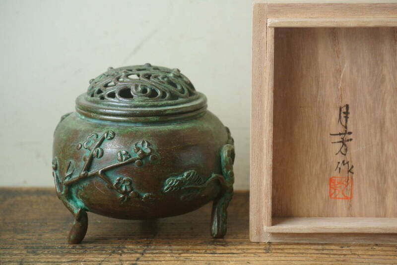  高岡銅器 須賀月芳作 蝋型鋳銅 松竹梅象嵌 三つ足 香炉 共箱 栞