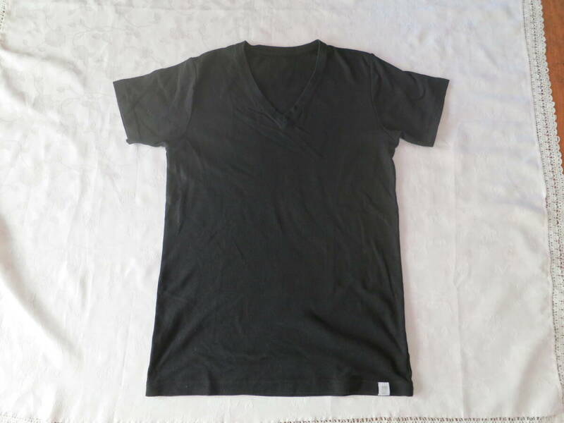 古着　《ユニクロ》シンプルな黒の半袖Tシャツ
