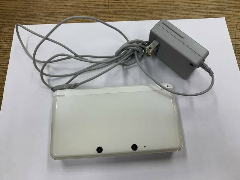 任天堂　Nintendo　3DS　CTR-001　充電器付　ゲーム機　本体　ホワイト　ジャンク品