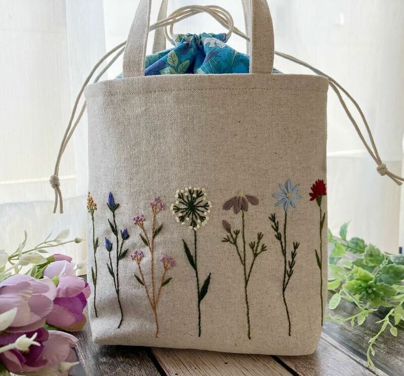 handmade野花の手刺繍 巾着型トートバッグ(内布ブルー系)ハンドメイド コットンリネン 花柄刺しゅう プレゼントに！