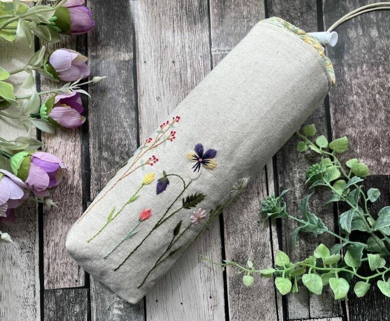 handmade野花の手刺繍 水筒ケース、ペットボトルケース(内布黄色系)ハンドメイド コットンリネン 花柄刺しゅう プレゼントに！