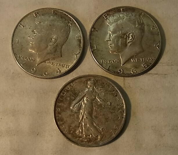 ケネディー銀貨、２枚と５フラン銀貨，計３枚、３６g