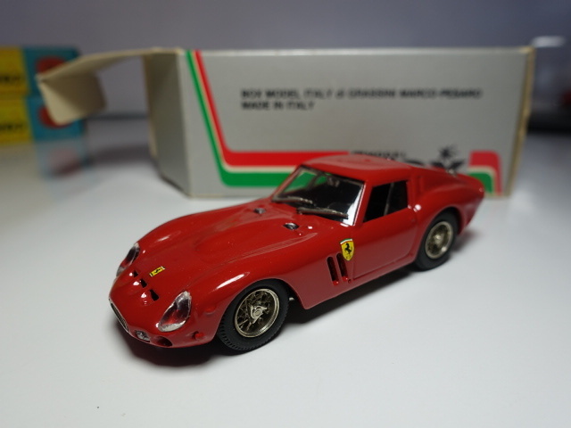 フェラーリ　GTO　TARGA　FLORIO　６２　FERRARI アンティーク ビンテージ 8408　BOX製　1/43 DIKKY CORGI