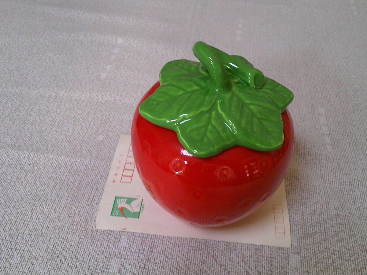 可愛い キャニスター 陶器製 【いちご 苺】 美品 小物入れ 収納 オブジェ 400g 置物 ディスプレイ 兼用 お洒落 ミニ 容器 インテリア