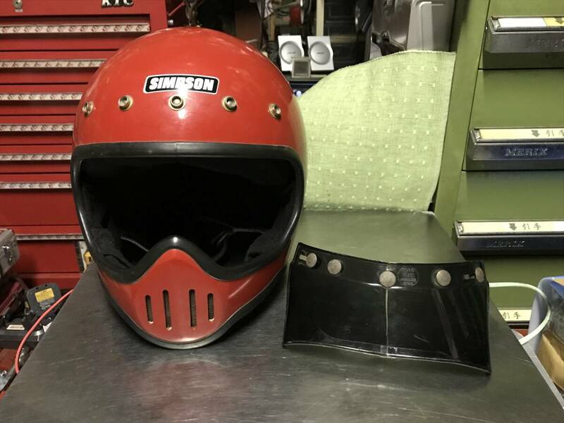 超レアな赤色「SIMPSONシンプソン１９７５ SNELL」7-5/8サイズのビンテージヘルメットとPAULSON MOTO PEAKバイザーセット（中古品）当時物