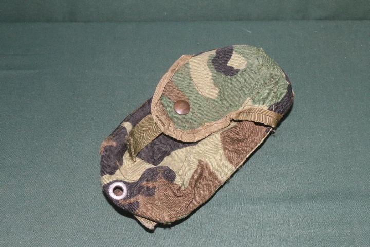 ★ ワケアリ特価 ★ 沖縄米軍使用　MOLLE カモフラ マガジンポーチ 中古 装備用 小物入れ 普段使用などに