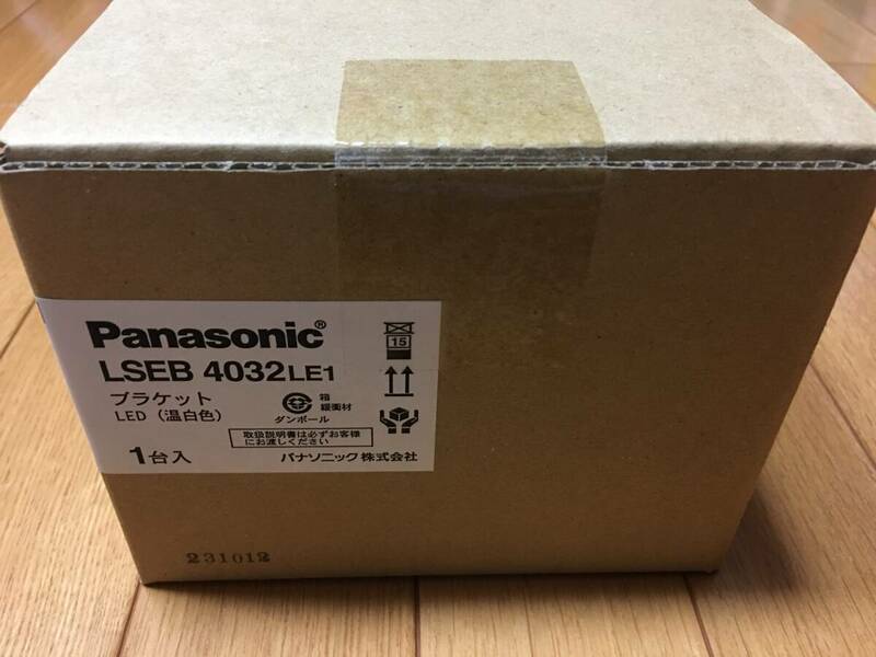 ★パナソニック(Panasonic) LED ブラケット 壁直付型 かまぼこ型 温白色 LSEB4032LE1　※新品未使用　※送料無料