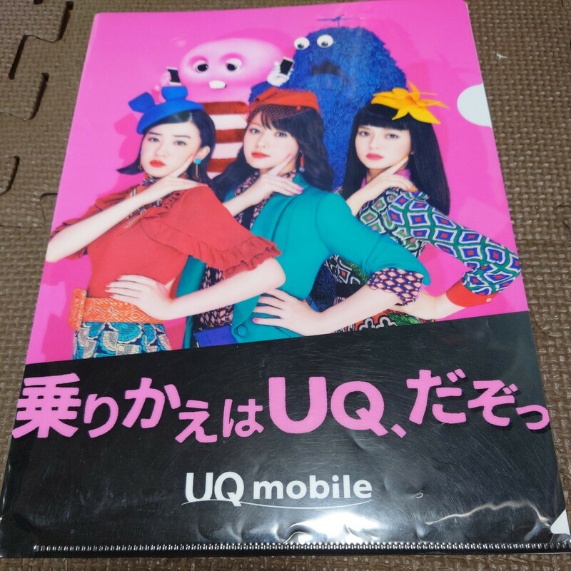 UQ mobile 10周年記念クリアファイル　中古、傷、折れあり