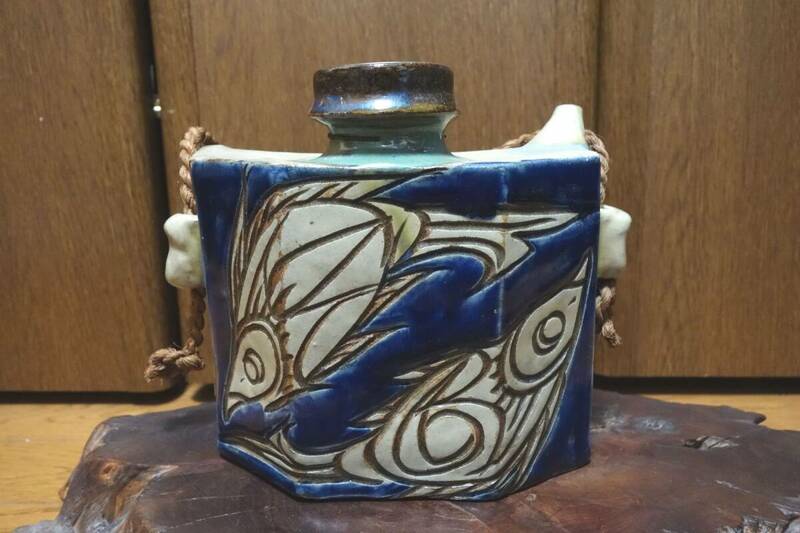 壺屋焼の作家　宮城須美子さん　大型の抱瓶　青い双魚紋と唐草の彫り込み　床の間飾り・花瓶