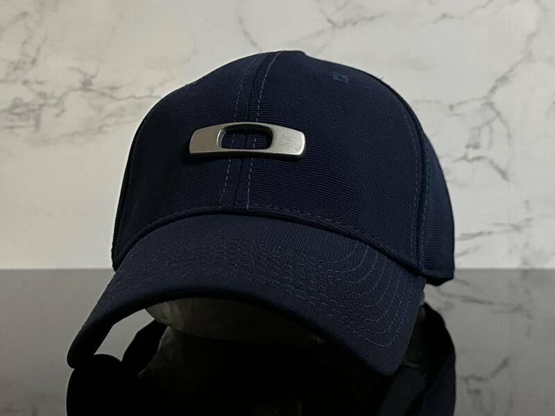【未使用品】45B★OAKLEY オークリー キャップ 帽子 CAP 上品で高級感のあるネイビーの伸縮素材にメタル製ロゴ♪《伸縮前56㎝～59㎝位迄》