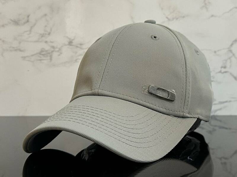【未使用品】65D 上品★OAKLEYオークリー キャップ 帽子 CAP 上品で高級感のあるグレーの伸縮素材にメタル製ロゴ《伸縮前55㎝～58㎝位迄》