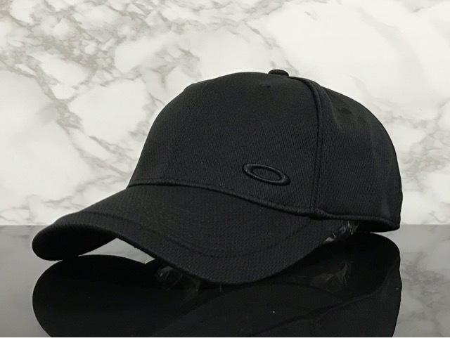 【未使用品】54E★OAKLEY オークリー スポーツキャップ 帽子 CAP 上品で高級感のあるデザインのブラック伸縮素材《伸縮前61㎝～63㎝位迄》