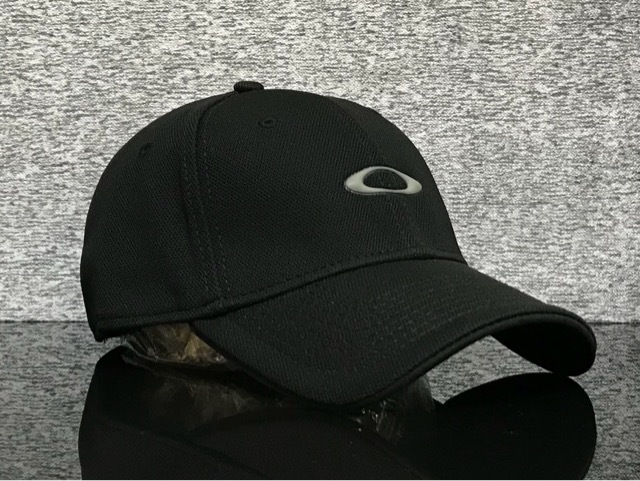 【未使用品】68A クール★OAKLEY オークリー キャップ 帽子 CAP クールなブラックの伸縮素材にグレーロゴ！《伸縮前58㎝～61㎝位迄》