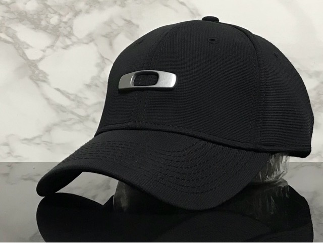 【未使用品】63A★OAKLEY オークリー キャップ 帽子 CAP 上品で高級感のあるブラックの伸縮素材にメタル製ロゴ♪《伸縮前59㎝～62㎝位迄》