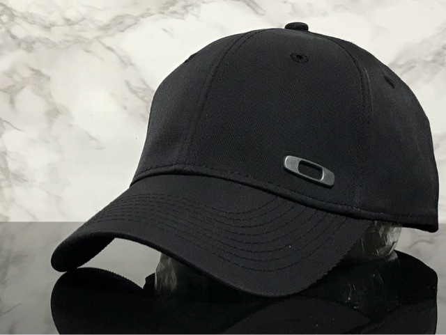 【未使用品】47B★OAKLEY オークリー キャップ 帽子 上品で高級感のあるブラックの伸縮素材にメタル製ロゴ♪《伸縮前55㎝～58㎝位迄》