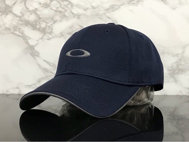 【未使用品】64D★OAKLEY オークリー キャップ 帽子 CAP 上品で高級感のあるネイビーの伸縮素材にグレーロゴ《伸縮前59㎝-62㎝位迄》
