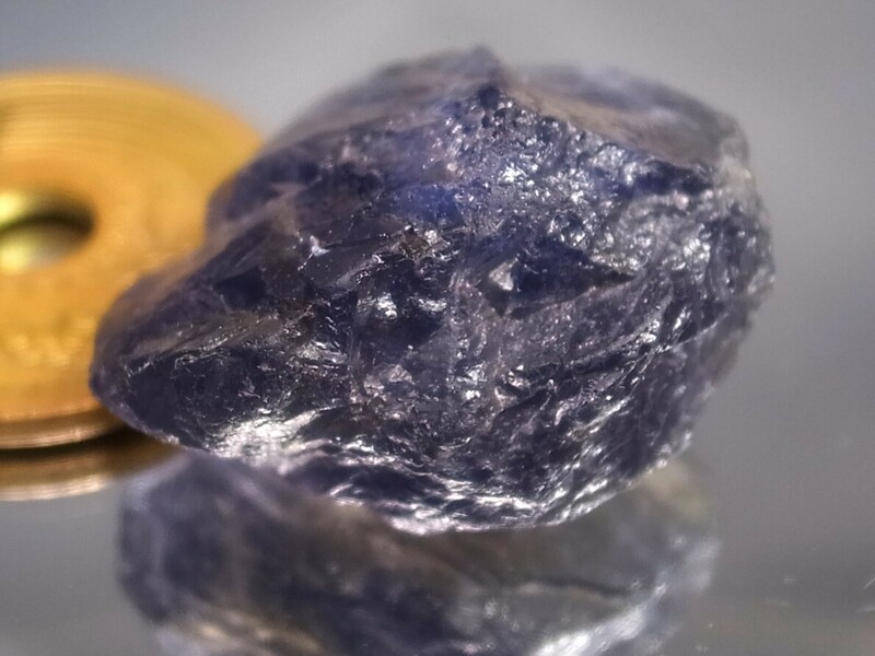 30.78ct 新品・鮮明な多色性石・非加熱未処理で大粒サイズ・透明感のある上質な宝石品質・天然アイオライト（菫青石）原石 マダガスカル産