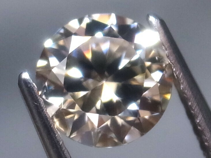 0.94ct b 新品・希少石・地球上で天然ダイアモンドの次に硬い石　モース硬度9.5 合成モアッサナイト 