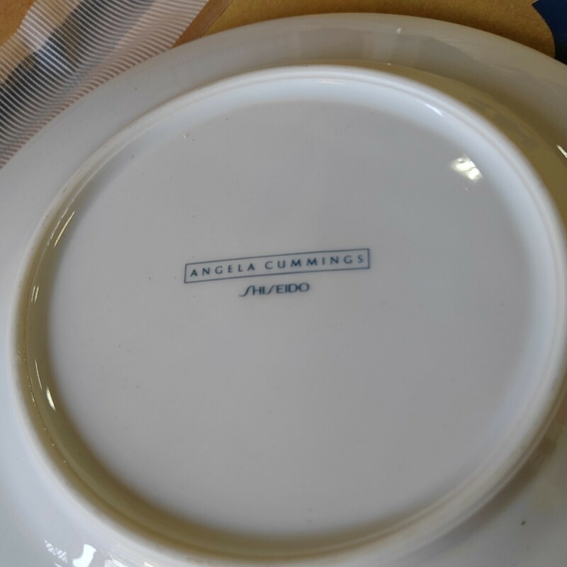 資生堂花椿CLUB感謝品(非売品) 元ティファニーのアンジェラ・カミングスのデザインの品 お皿2枚