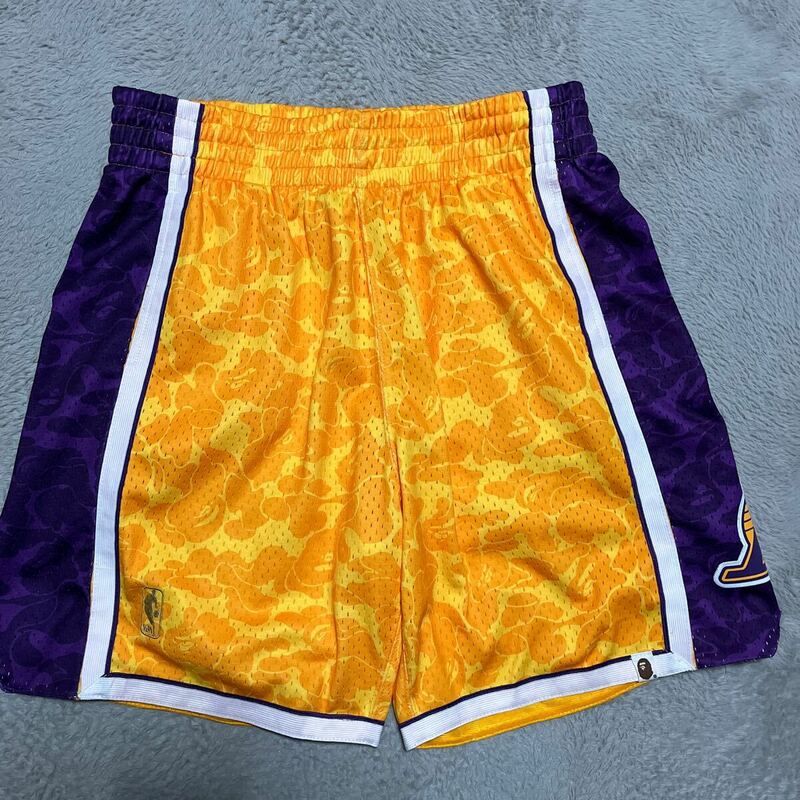 A BATHING APE BAPE KAWS MITCHELL & NESS LOS ANGELES LAKERS JERSEY SHORTS レイカーズ　ショーツ　ハーフパンツ　camo 迷彩　NBA XL