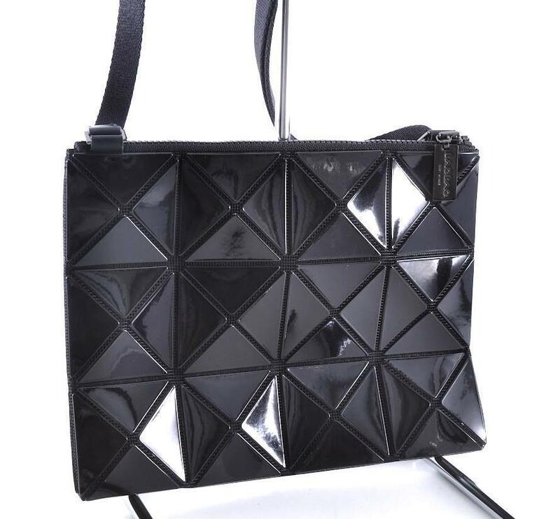 美品 BAO BAO ISSEY MIYAKE バオバオイッセイミヤケ ショルダーバッグ 肩掛けかばん エナメル ナイロン ブラック 黒 1E134783