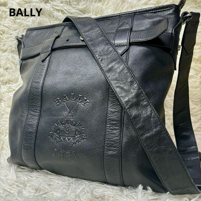 美品 BALLY バリー ショルダーバッグ エンボス 型押し ロゴ　シボ革 レザー 本革 大きめ ビジネス A4 収納可能 肩掛け 調整可能 黒ブラック