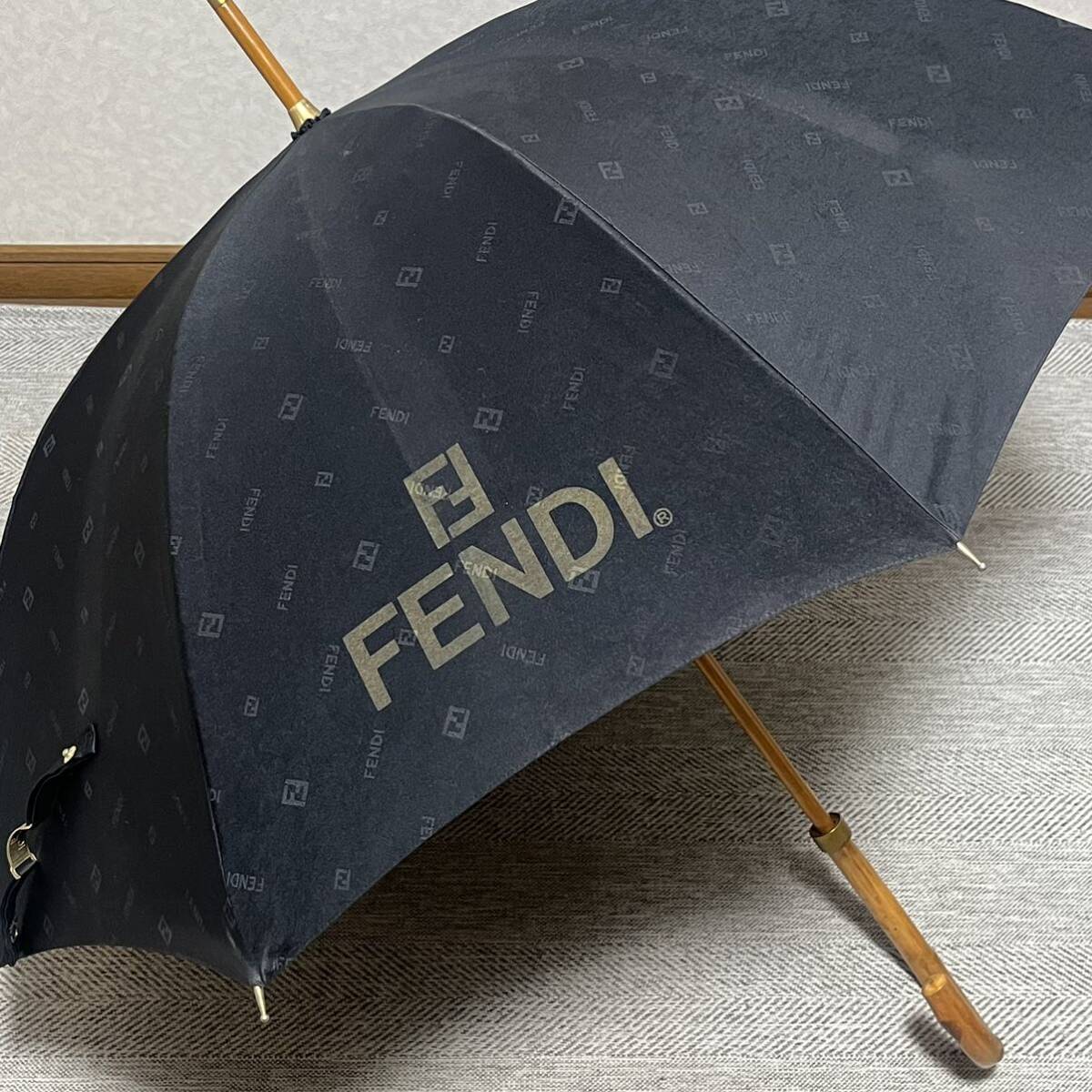 FENDI フェンディ　文字ロゴ　ビッグロゴ　FF柄 ズッカ柄　木製アンブレラ　長傘 一本傘　