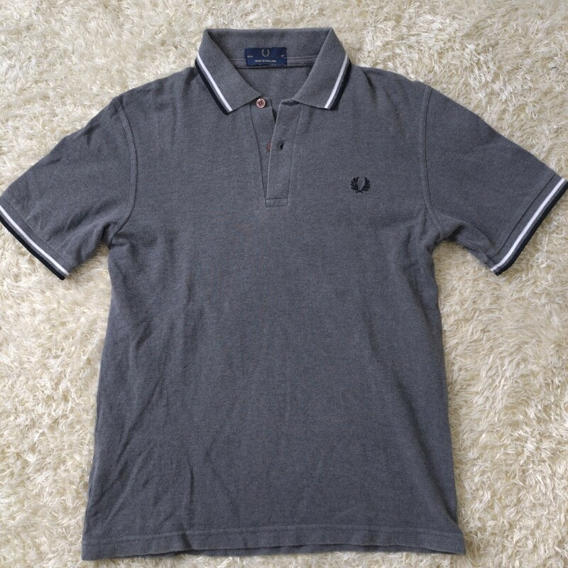 フレッドペリー【お洒落の極み】FRED PERRY ポロシャツ 半袖 グレー チャコール 胸ロゴ イングランド製 英国製 アンコン コットン 夏◎ M