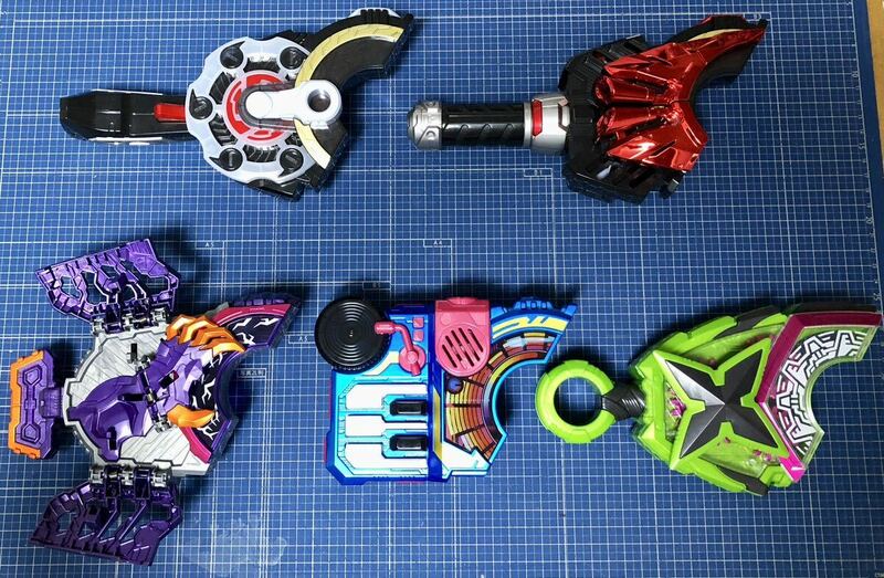 【仮面ライダーギーツ】PREMIUM DX メモリアルレイズバックル４種セット　ジエンドライダーコアID　浮世英寿のコイン　早期購入特典付き