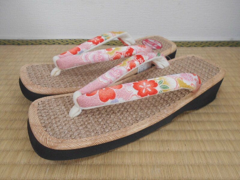 新品☆素足に快適☆麻表の軽装ぞうり　縮緬　花柄　ピンク色　23.0-25.0cm