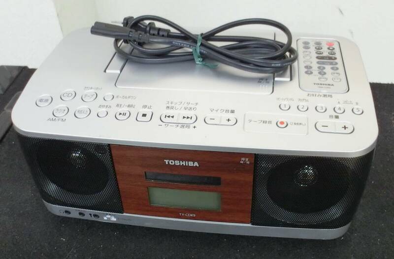 TS240613　東芝　TY-CDK9　CDラジオカセットレコーダー　シルバー　2019年製　リモコン・電源コード付き　難有り品