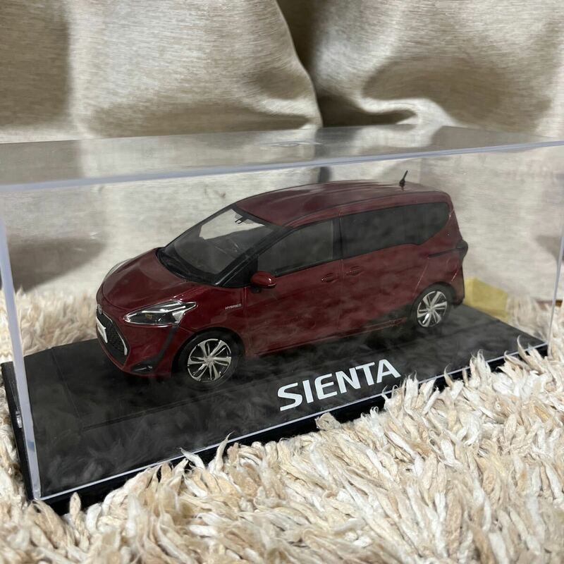 トヨタ　2代目シエンタ　後期　ミニカー　カラーサンプル　センシュアルレッドマイカ　1/30 色見本　ディーラー展示用　