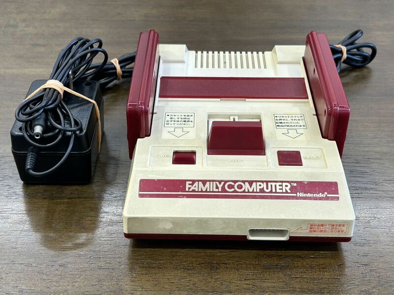  100円スタート〜Nintendo 任天堂 FAMILY COMPUTER 初代ファミコン 本体 FC アダプタ ジャンク動作未確認 本体 HVC-001 ファミコン