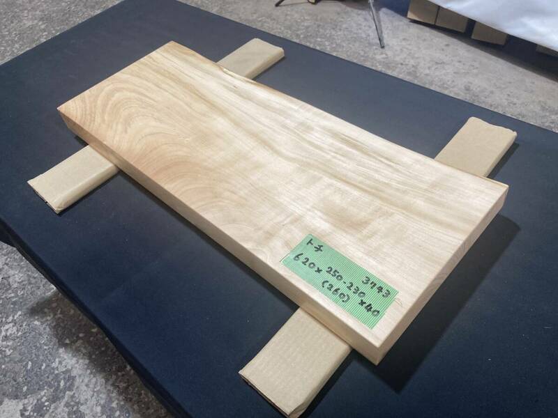 トチ3743　栃　一枚板無垢 乾燥材　650x250-230x40mm カウンター　棚　テレビ台　花台　DIY　窓台　台　橡