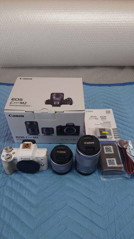 展示品 Canon ミラーレス一眼カメラ EOS Kiss M2 ダブルズームキット ホワイト KISSM2WH-WZK 初期不良対応